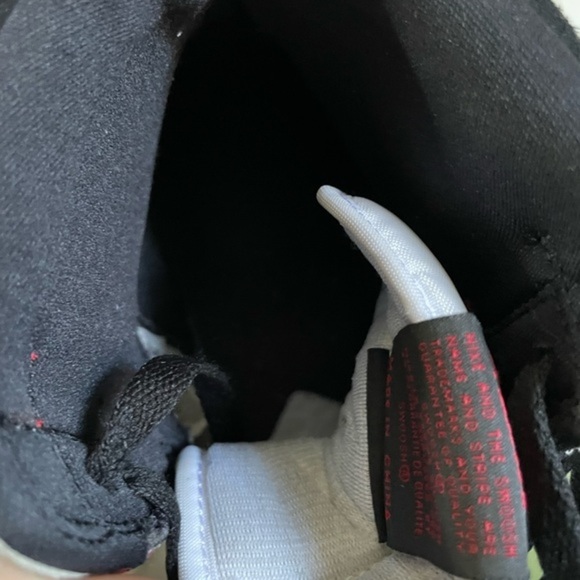 Nike Air Jordan 1 Retro High OG in “Light Smoke Grey” - Picture 7 of 11